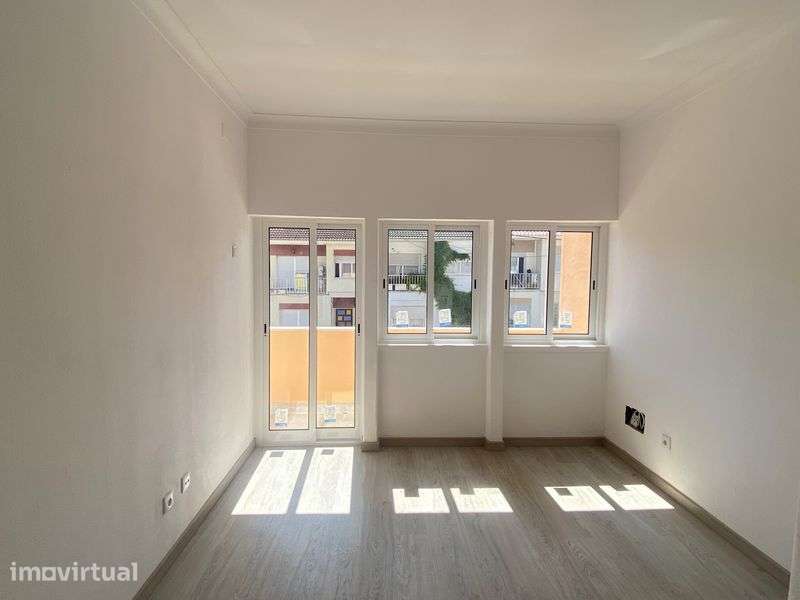 Arrenda-se T1 em duplex no Feijó - Grande imagem: 5/11