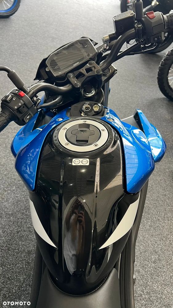 Suzuki GSX - 16