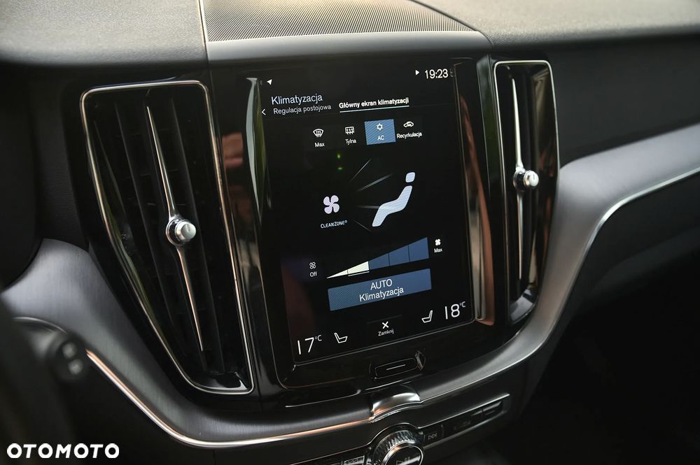 Volvo XC 60 B4 D AWD Momentum Pro - 32