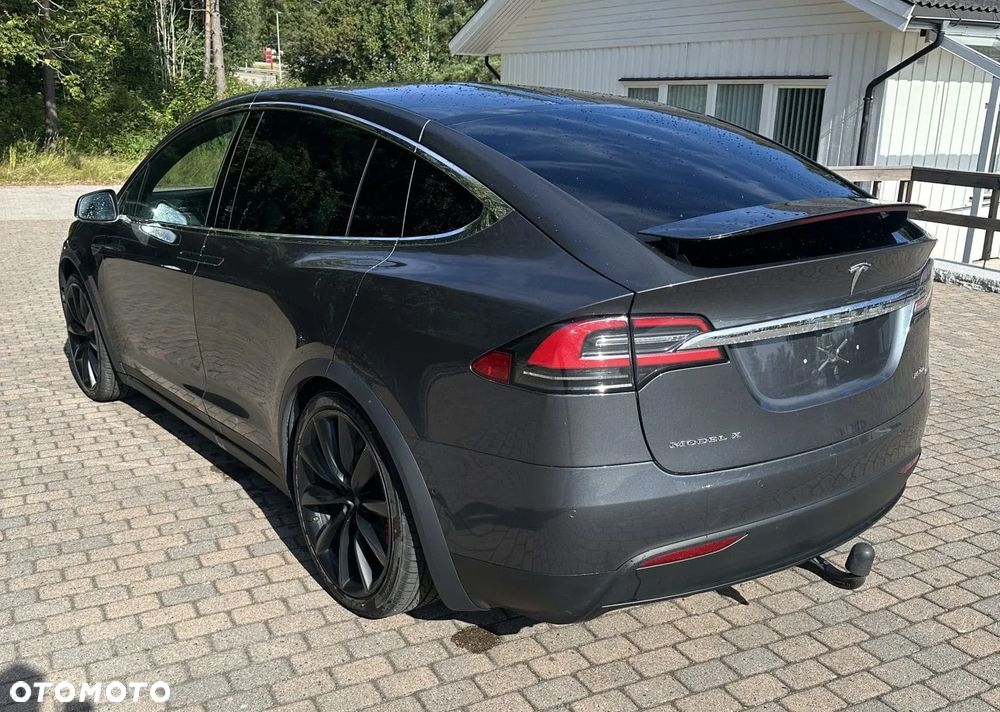 Tesla Model X - 8