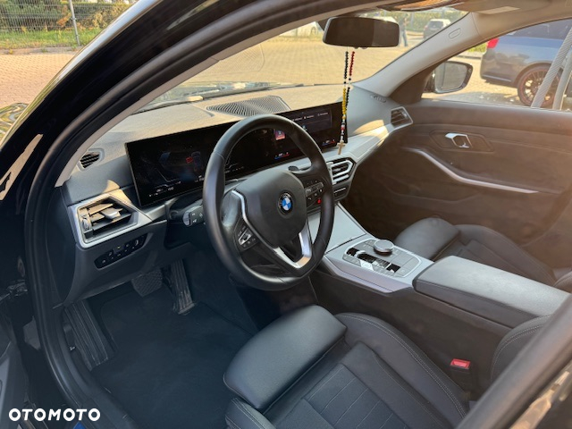 BMW Seria 3 330i xDrive - 14