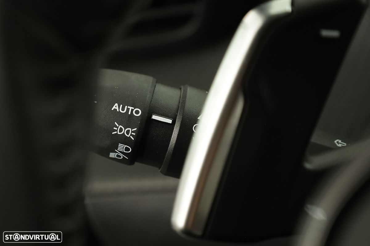 Peugeot 2008 1.2 PureTech Allure EAT8 - 17