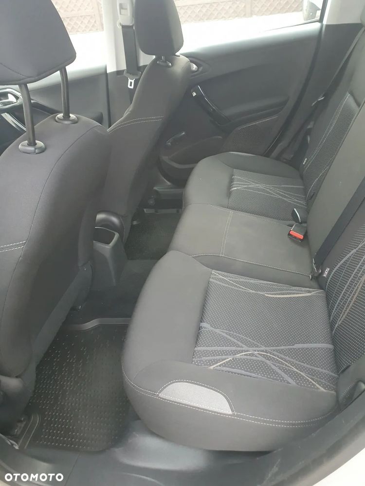 Peugeot 208 1.6 e-HDi Active STT - 4