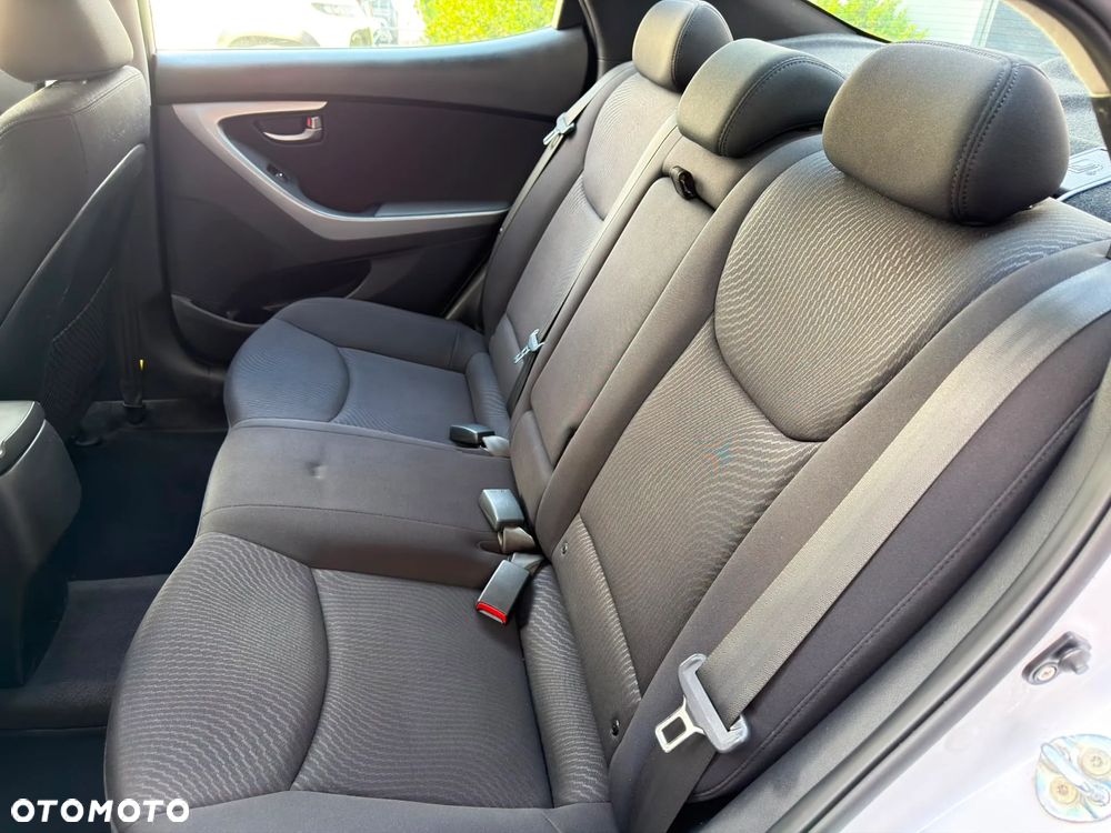 Hyundai Elantra 1.6 Comfort - 13