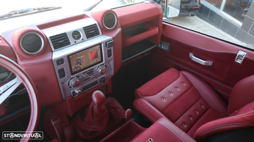 Land Rover Defender - 29