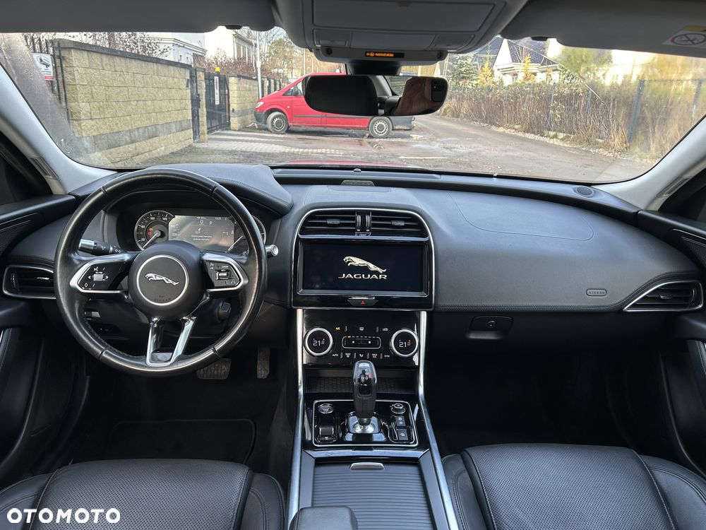 Jaguar XE 20d Prestige - 12