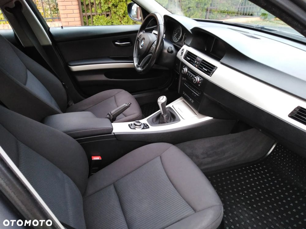 BMW Seria 3 320d DPF Touring Efficient Dynamics Edition - 32