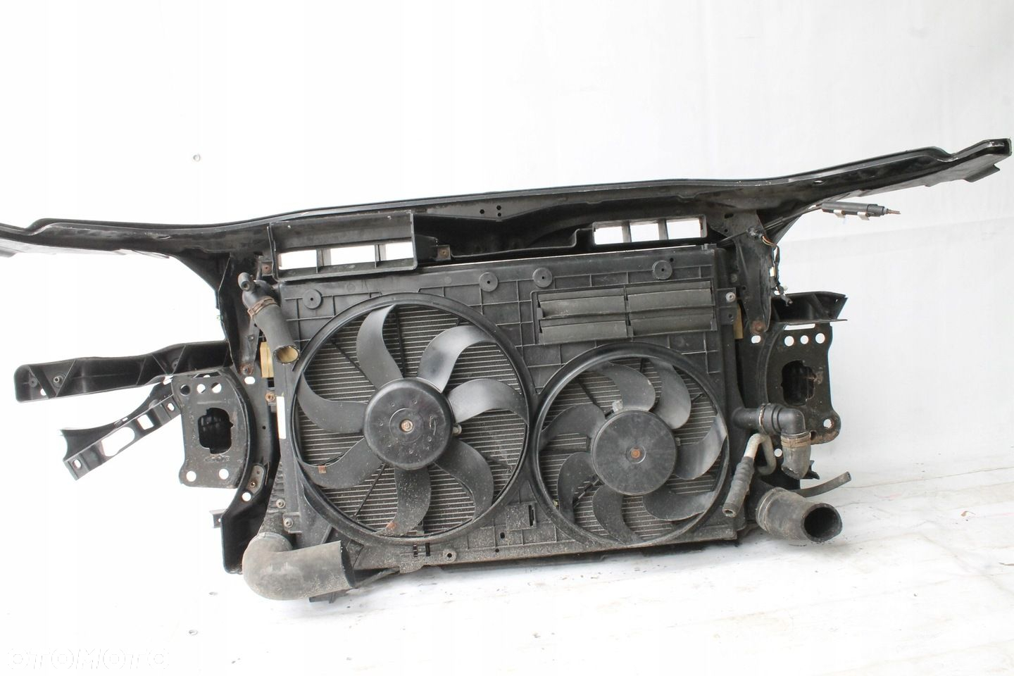 PAS PRZEDNI WZMOCNIENIE CHŁODNICE VW PASSAT B6 2005R- 2.0 TDI - 9