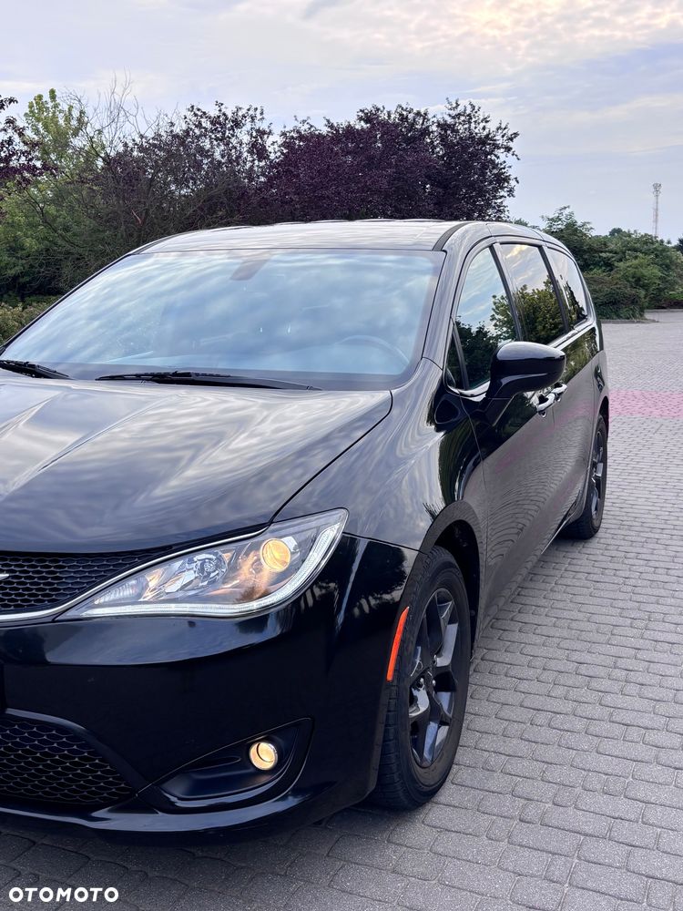 Chrysler Pacifica - 5