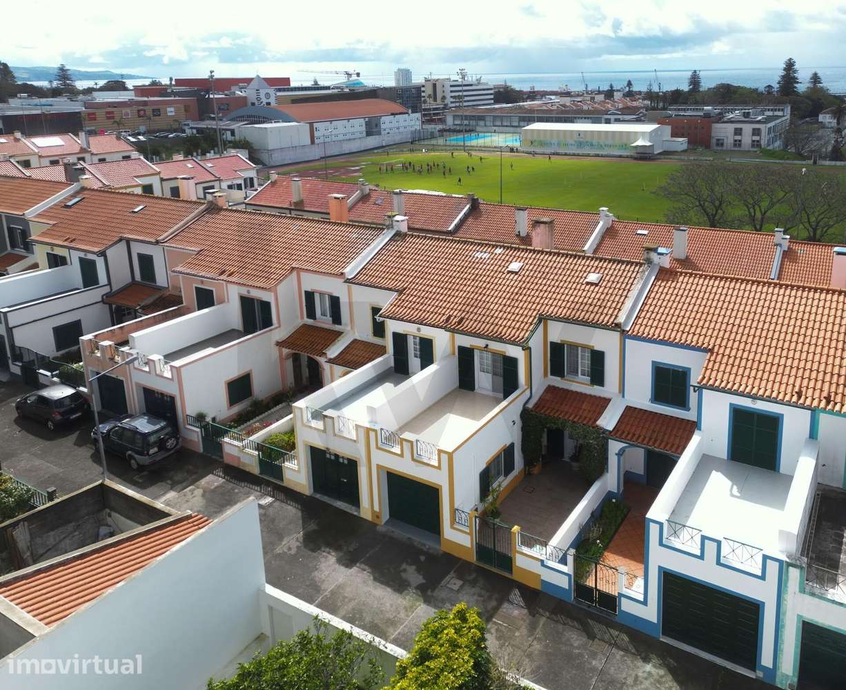 MORADIA T3 DE CHARME NO CENTRO DE PONTA DELGADA — ELEGÂNCIA, CONFORTO - Grande imagem: 4/32