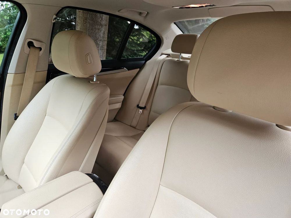 BMW Seria 5 528i xDrive Sport-Aut Luxury Line - 7