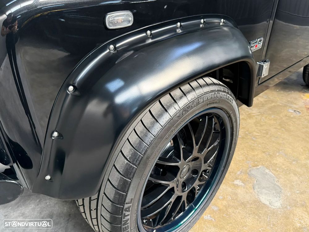 Land Rover Defender - 50
