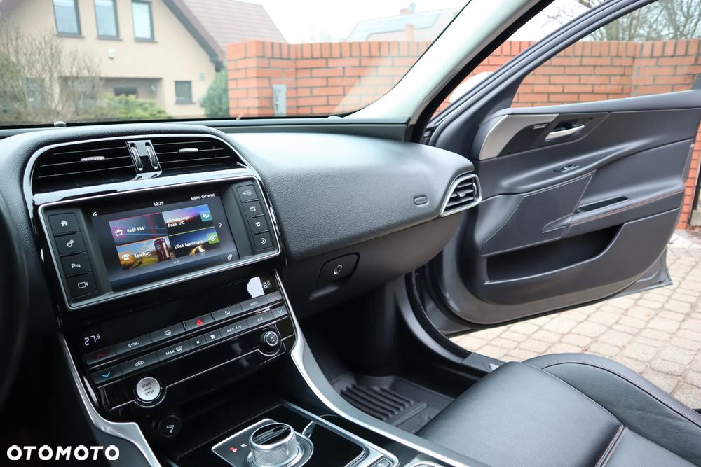 Jaguar XE 20d Prestige - 21
