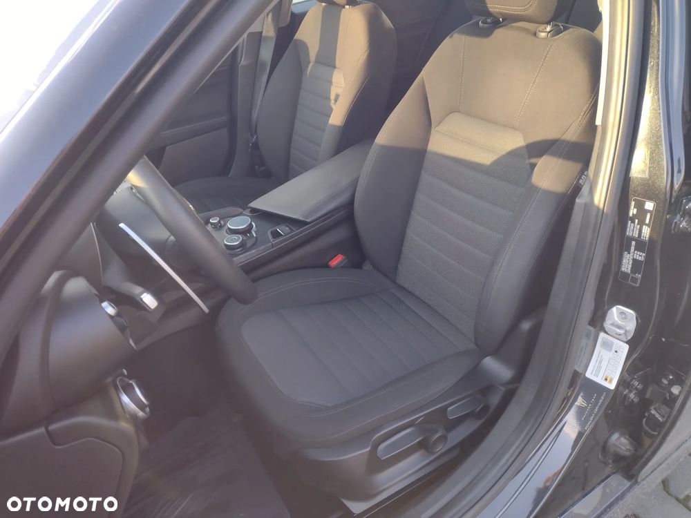 Alfa Romeo Giulia ver-2-0-turbo-business - 24