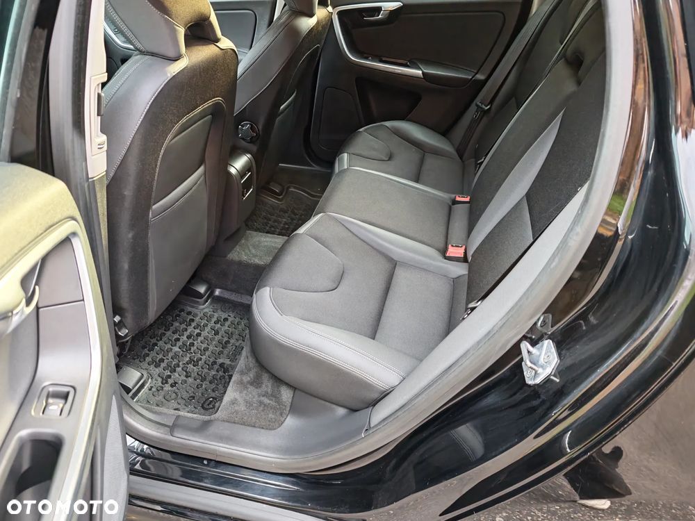 Volvo XC 60 2.4D AWD Momentum - 9