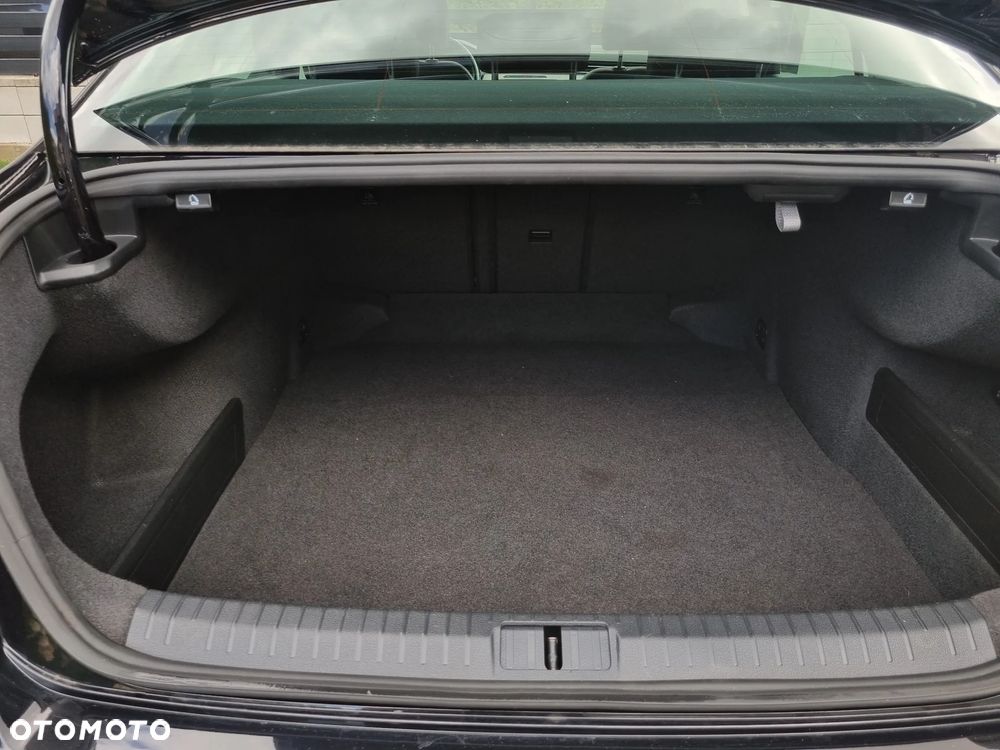 Volkswagen Passat - 12