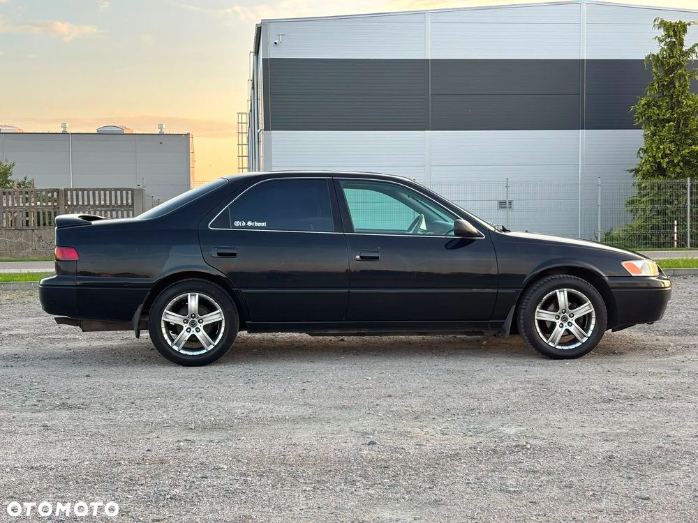 Toyota Camry - 4