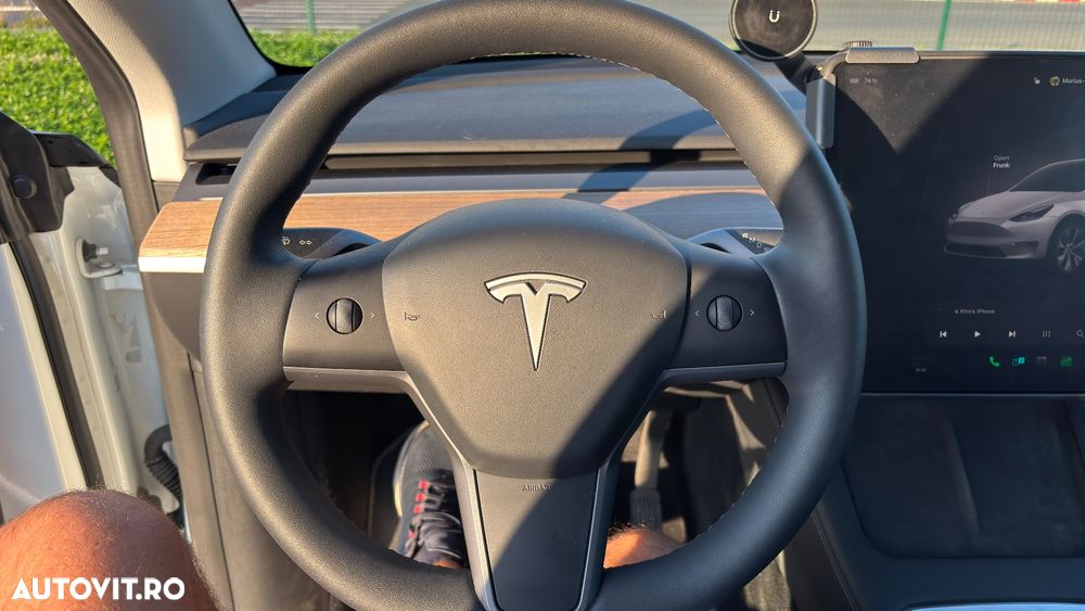 Tesla Model Y - 12