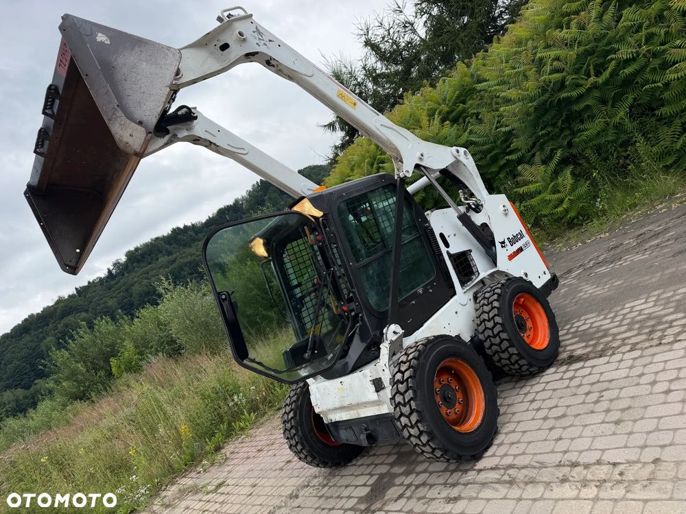 Bobcat S530. Ładowarka 4x4 wózek terenowy. Łyżka. Pełne sterowanie z dżojstika jazda i praca. Aktualne serwisy DEKRA 2026r. Silnik Kubota 4cyl 55km. Maszyna Jak Nowa z Salonu! Pochodzi z Norweskiego Gospodarstwa! 2020 rok 1724 mtg! Zero luzów i wycieków. Bardzo mocna i wydajna maszyna o małych gabarytach! Idealna do stajni oraz Budownictwa. OKAZJA TANIO 3 wyjścia Hydrauliczne pod urządzenia!! Wszystkie opony jak nowe .Kabina ogrzewana pełne szkło + drzwi. Po serwisach. Potężna moc. OKAZJA - 1