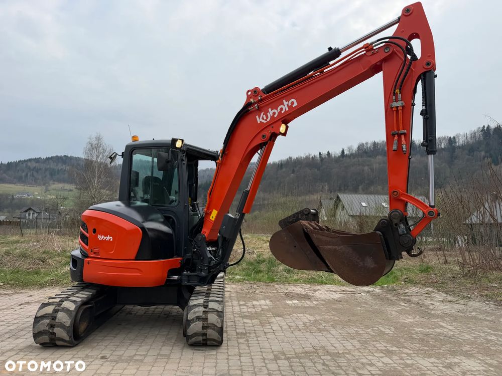 Kubota U55-4. koparka 5,5 tony. 2016 rok. 2300 mtg! KLIMATYZACJA. Długie ramie plus! 3sekcje Hydrauliczne. zamki na tłokach. Koparka Jak nówka sztuka. Zadbana zero zużycia. Z gospodarstwa Norweskiego. Zmiana łyżek Hydrauliczna. LENHOFF. Ani deka luzów wycieków. Szybka wolna jazda. Gąski perfekt stan. OKAZJA TANIO. Aktualna Dekra. Po serwisach eksploatacyjnych. Mocny silnik Kubota 4 cylindry! Zamki na tłokach. Wielka Okazja - 9