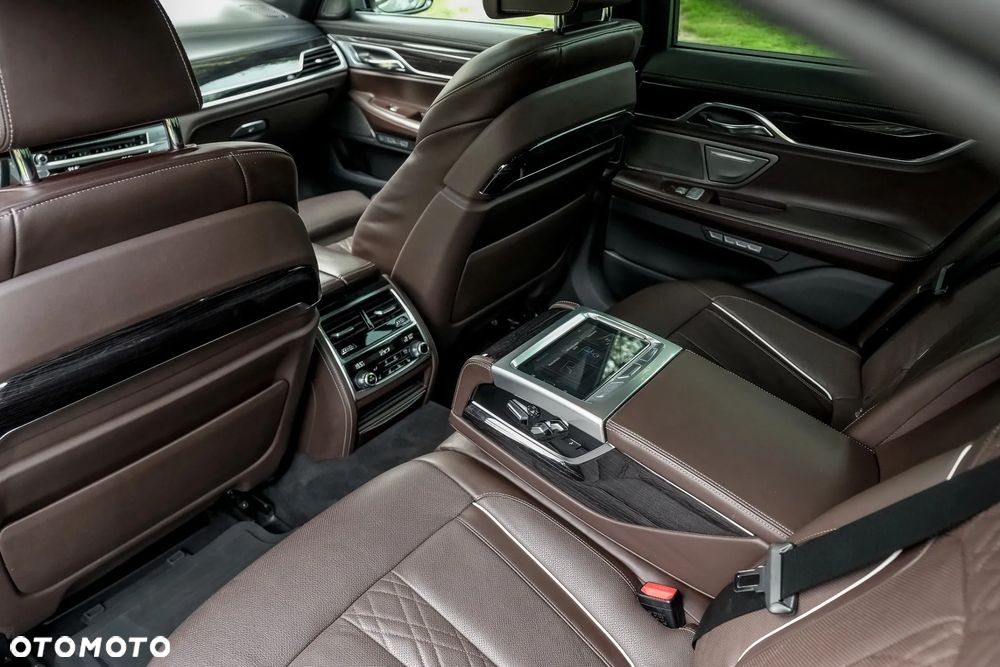 BMW Seria 7 750i xDrive - 12