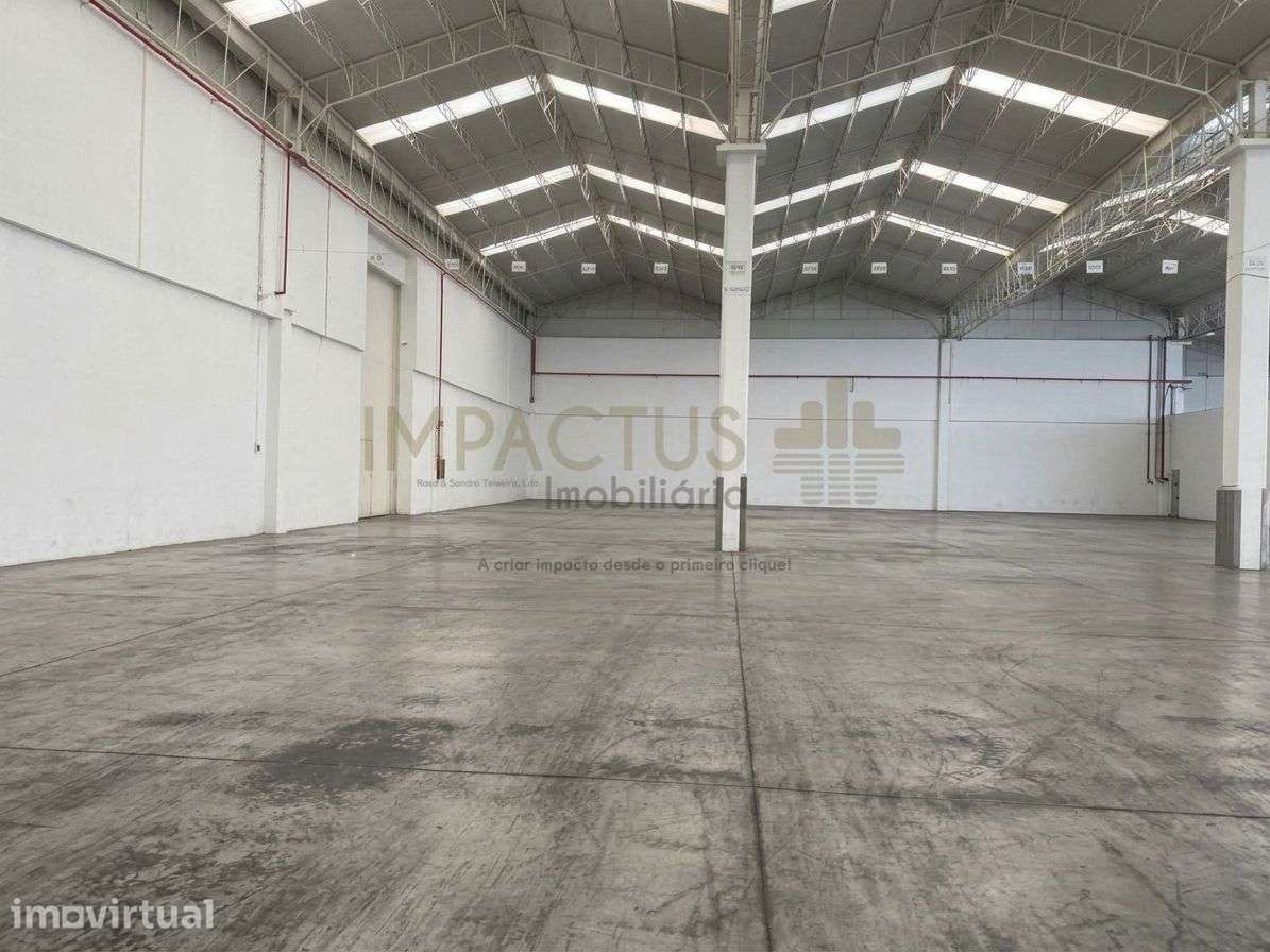 Armazém inserido em Zona Industrial - Grande imagem: 3/16