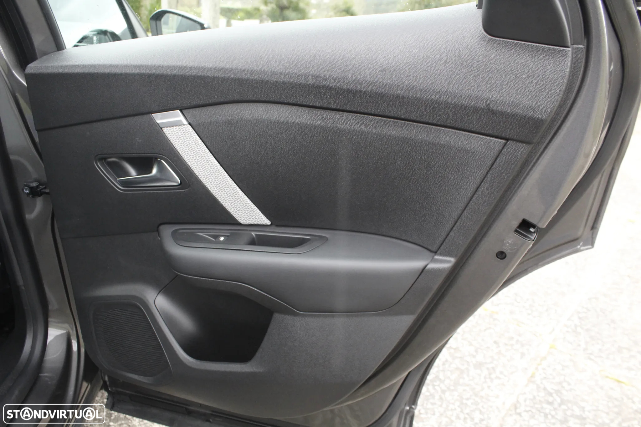 Citroën C4 BlueHDi 130 Stop&Start EAT8 SHINE - 23