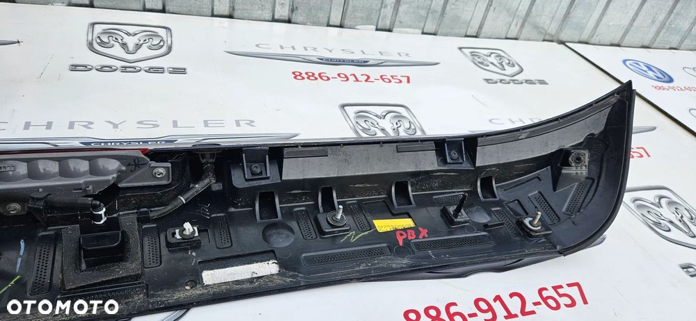 Chrysler Pacifica 2016- Spojler klapy bagażnika Lotka Daszek Światło stop KOLOR PBX - 10
