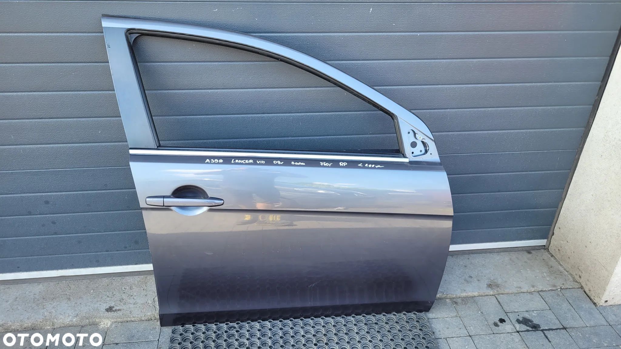 Mitsubishi Lancer VIII 09r sedan Drzwi prawy przod A39A - 1