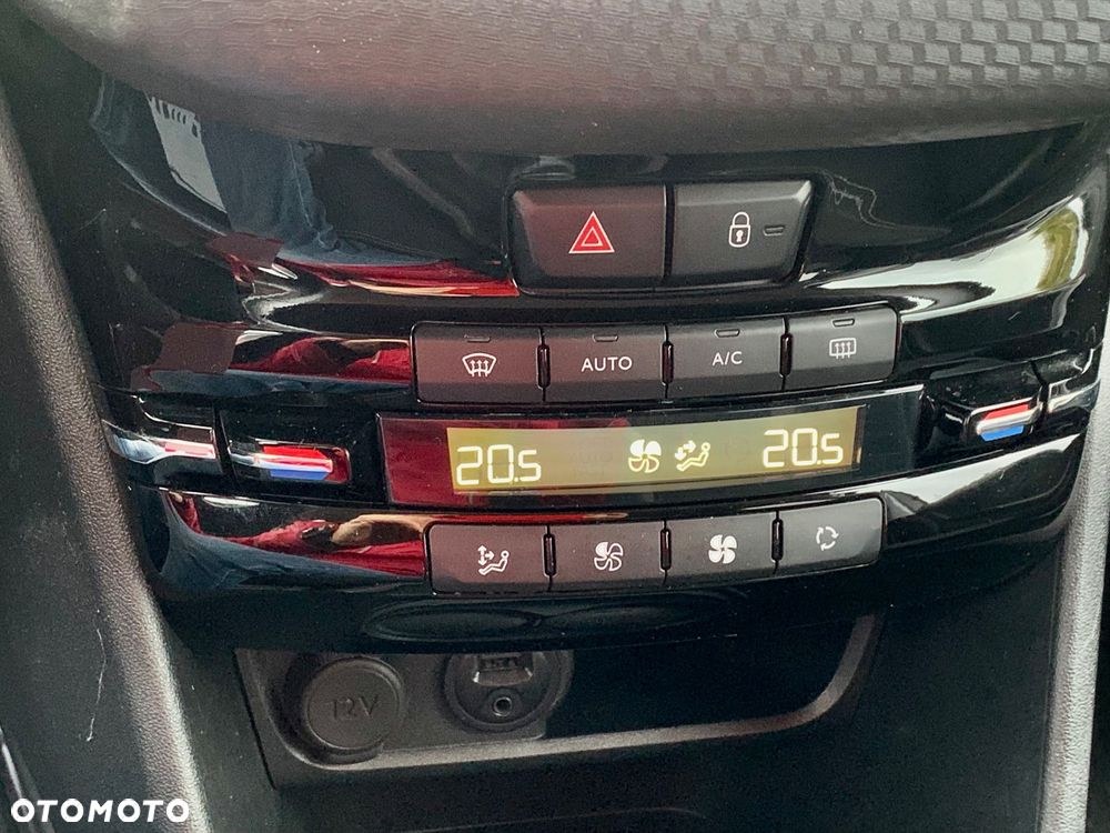 Peugeot 2008 1.2 Pure Tech Style EU6 - 24