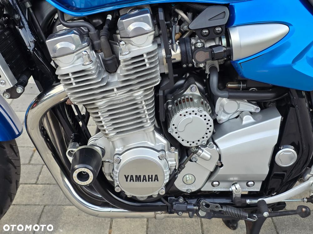 Yamaha XJR - 33