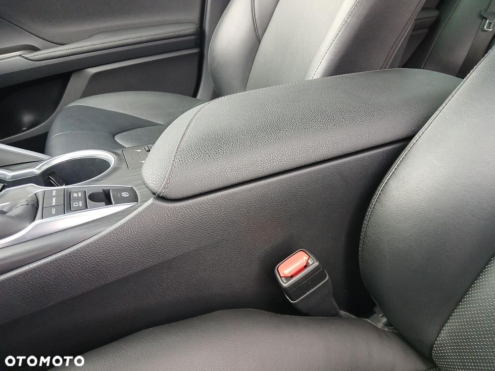 Toyota Camry 2.5 Hybrid Executive CVT - 36