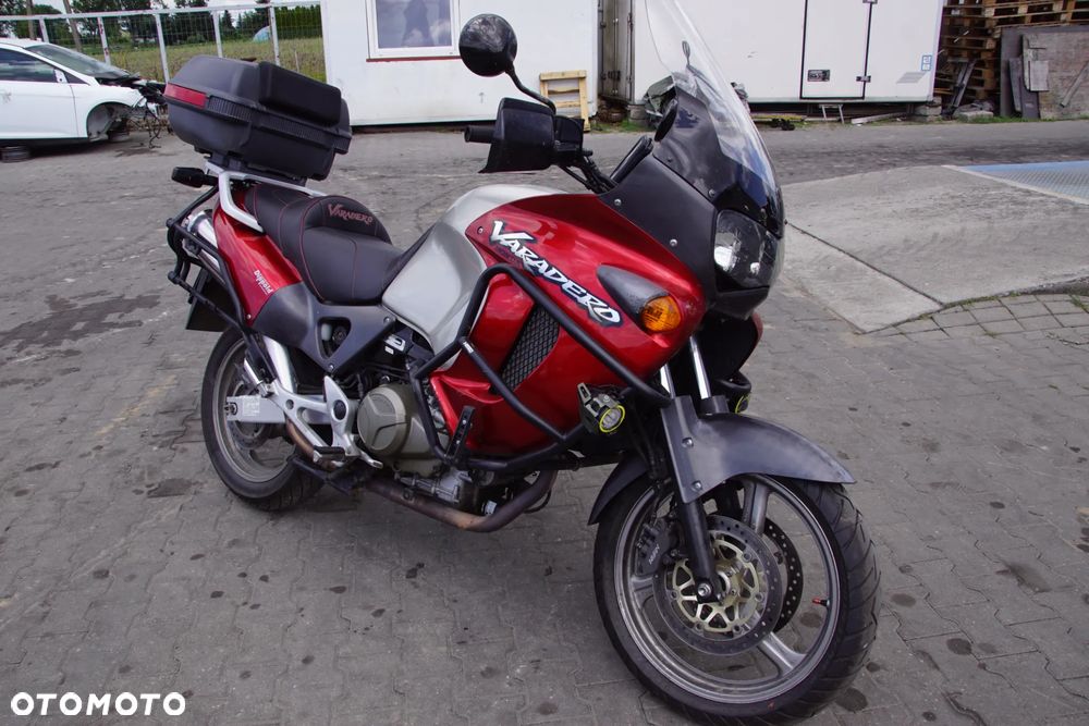 Motocykl na części - Honda XL1000 Varadero 996 cm3 94 KM SD01E 2001R Silnik Skrzynia Laga Owiewka Osłona Szyba Kufer Siedzenie Set Lampa Kierunkowskaz Wydech Manetka Sterownik Moduł Czujnik Licznik Przycisk - 9