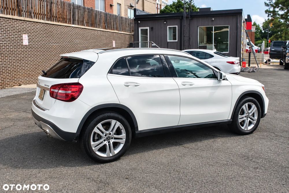 Mercedes-Benz GLA 250 4Matic 7G-DCT AMG Line - 3
