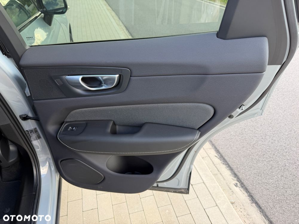 Volvo XC 60 B4 B Plus Dark - 27