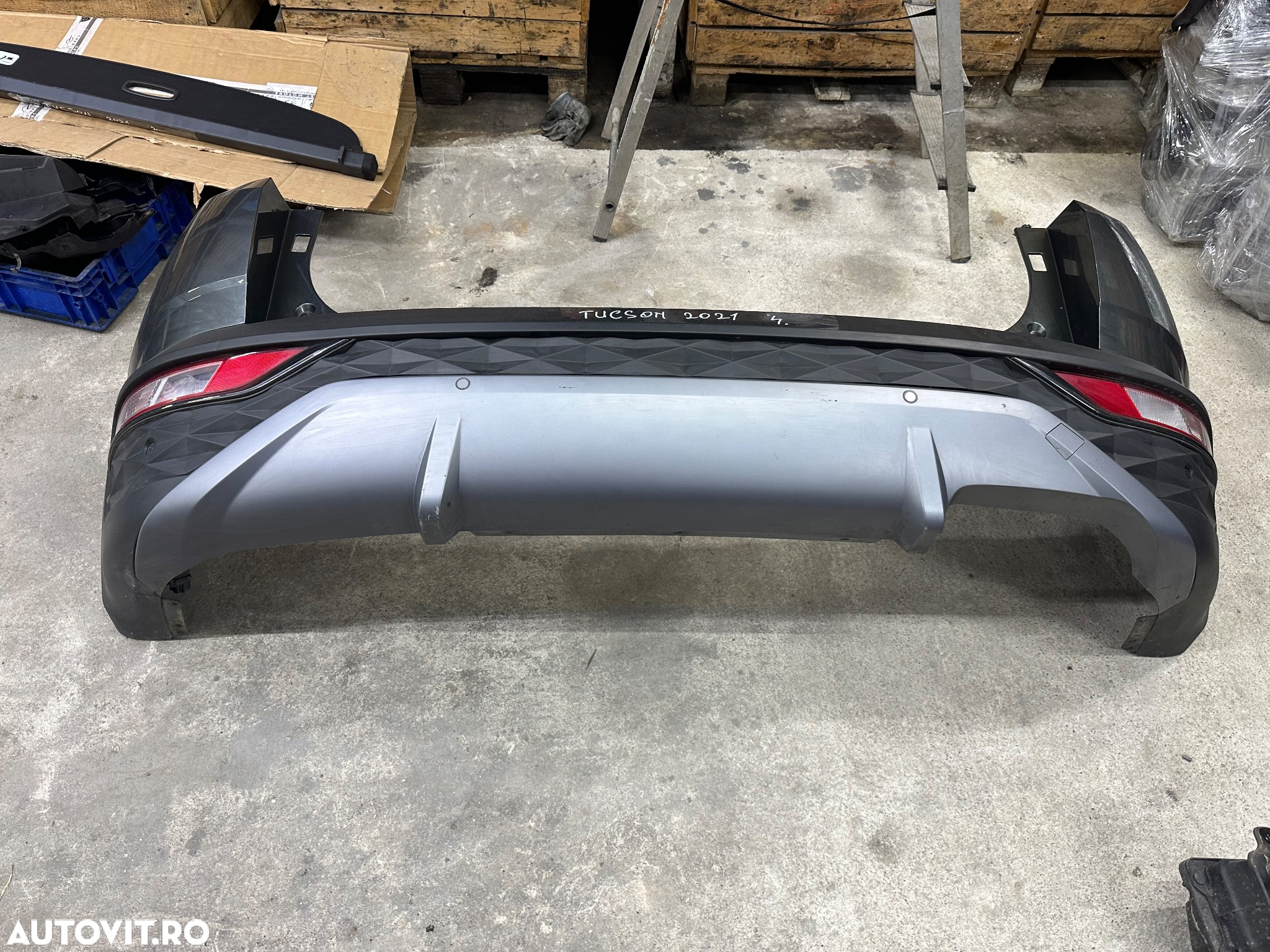 Bara spate HYUNDAI TUCSON an 2021 cu 4 senzori si ornamente ( are mic defect) - 3