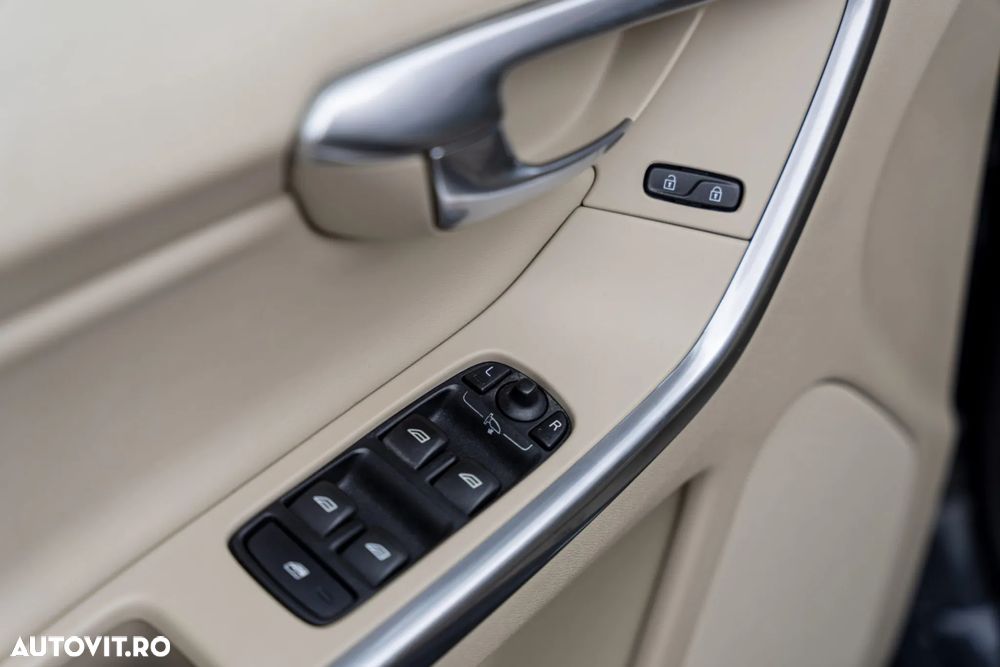 Volvo XC 60 D4 AWD Geartronic Summum - 18