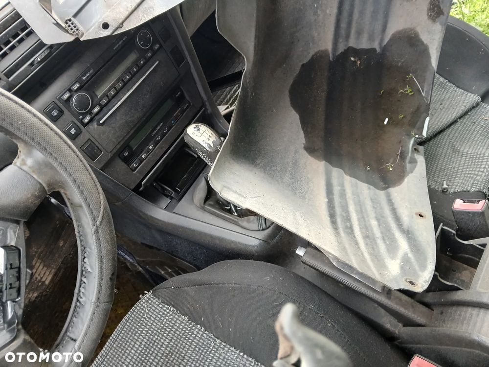 SKODA SUPERB I 1 LF8J  fotel fotele kanapa deska kokpit podsufitka boczek boczki klamka podłokietnik - 4