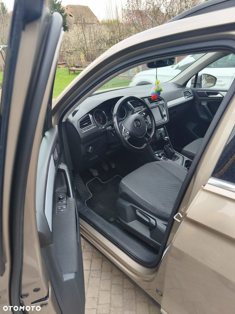 Volkswagen Tiguan - 1