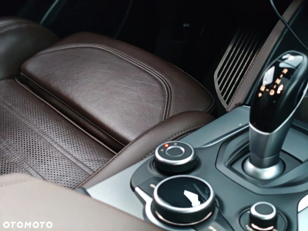 Alfa Romeo Stelvio - 13