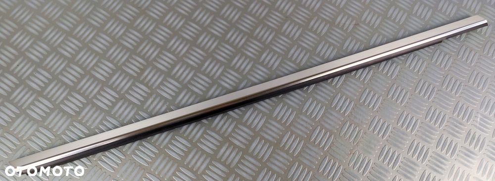 listwa chrom satyna zgarniająca szyby prawy przód MERCEDES W156 X156 GLA - 2