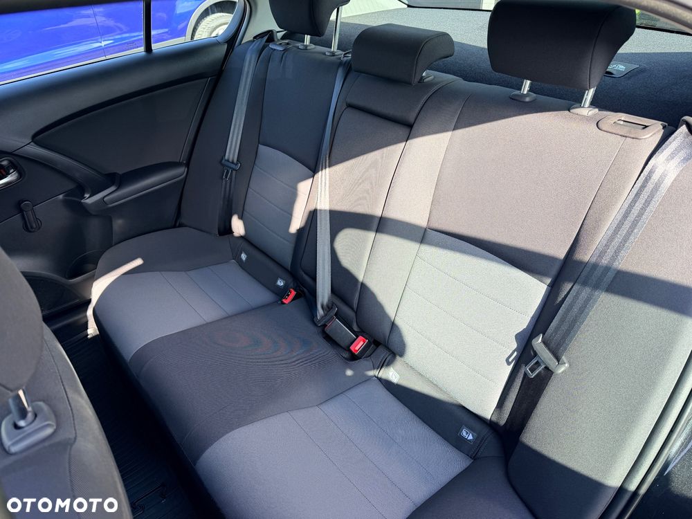 Toyota Avensis 1.6 Active - 17