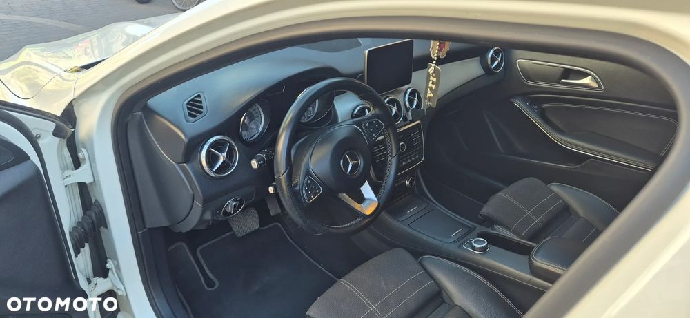 Mercedes-Benz GLA 180 7G-DCT - 7