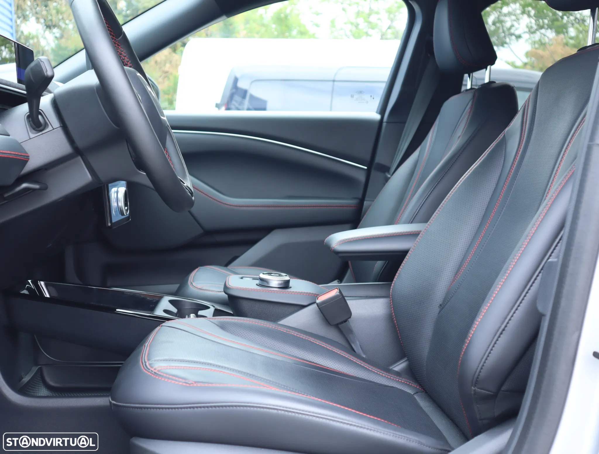 Ford Mustang Mach-E 75.7 kWh Premium AWD - 29