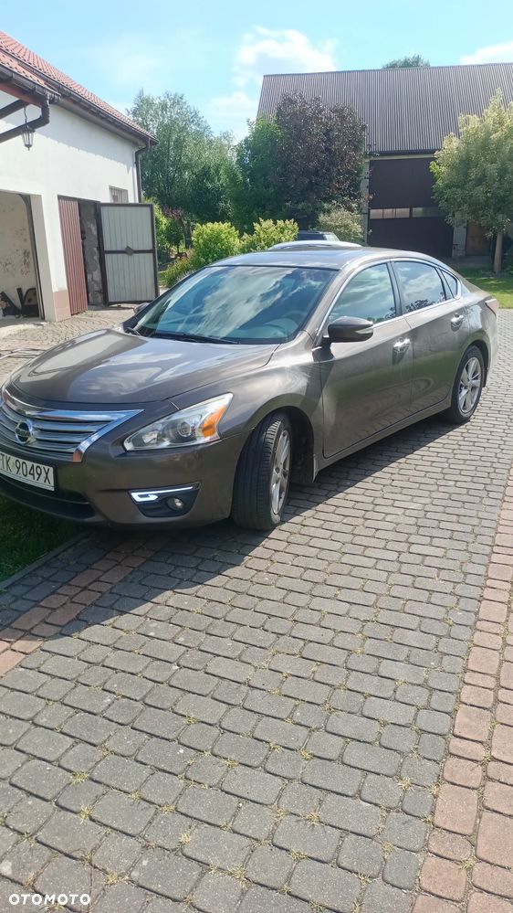 Nissan Altima - 1