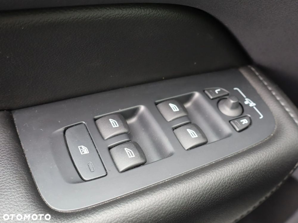 Volvo XC 60 B4 B Momentum - 19