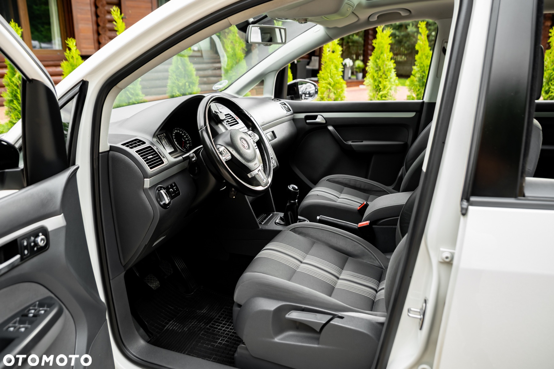 Volkswagen Touran 2.0 TDI DPF BlueMotion Technology MATCH - 16