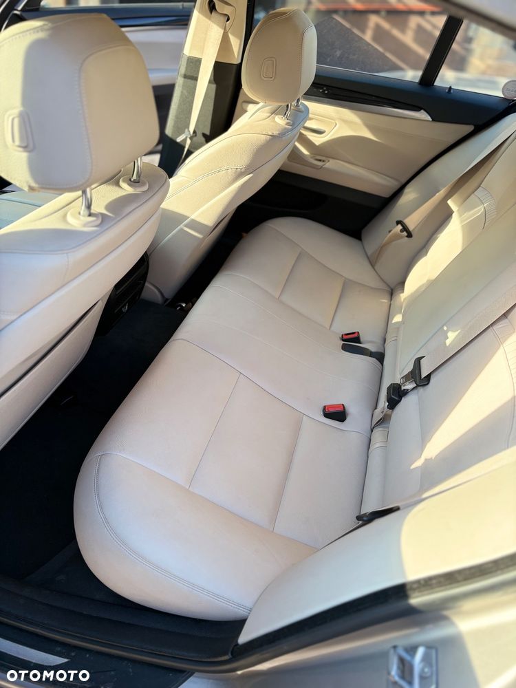 BMW Seria 5 525d xDrive - 17