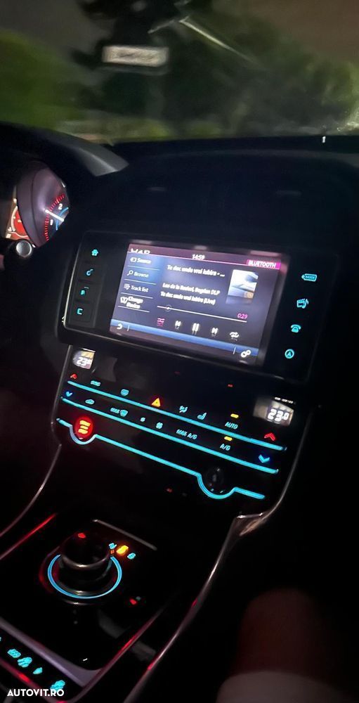 Jaguar XE 2.0 R-Sport - 9