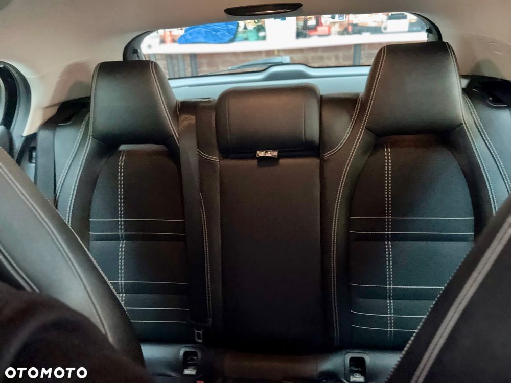Mercedes-Benz GLA 180 7G-DCT Urban - 27